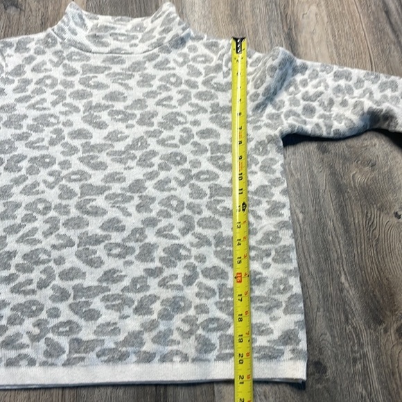 Ann Taylor Loft Grey and White Mock Neck Leopard Sweater, size Medium - Picture 7 of 11